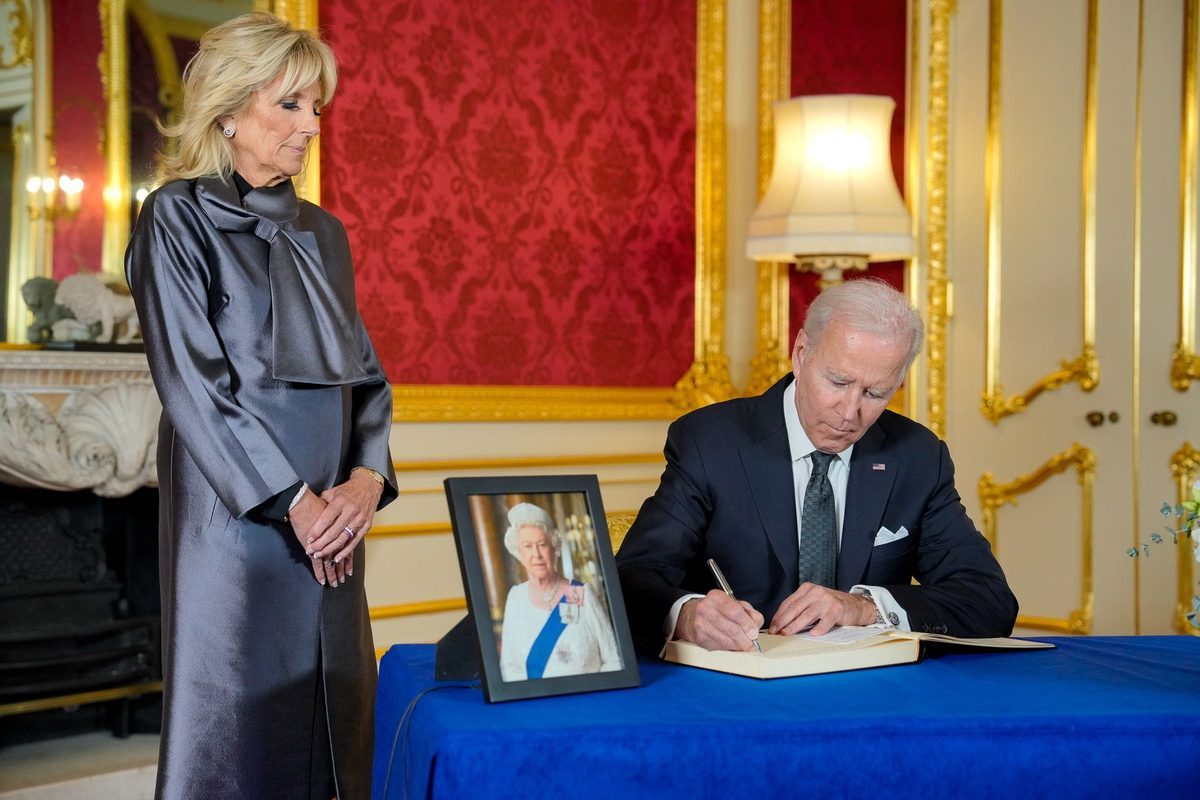 Queen Elizabeth II's Handwritten Birthday Card to a 100-Year-Old Stranger