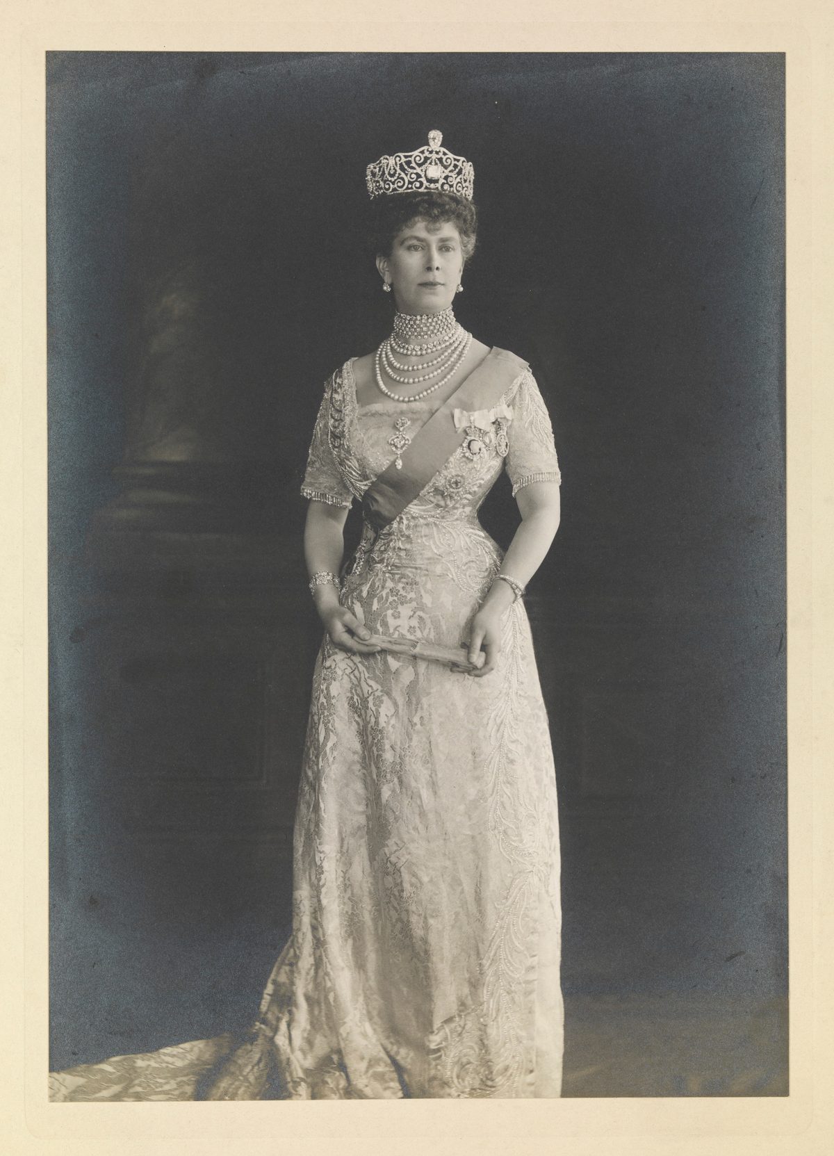 The Moment Queen Mary Walked Alone Into the Blitz