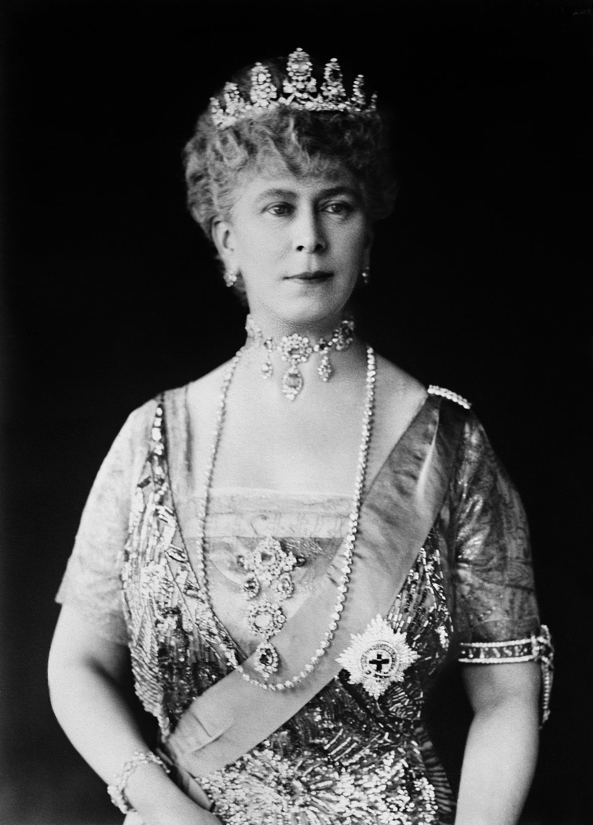 The Night Queen Mary Refused to Cry at Her Son's Abdication