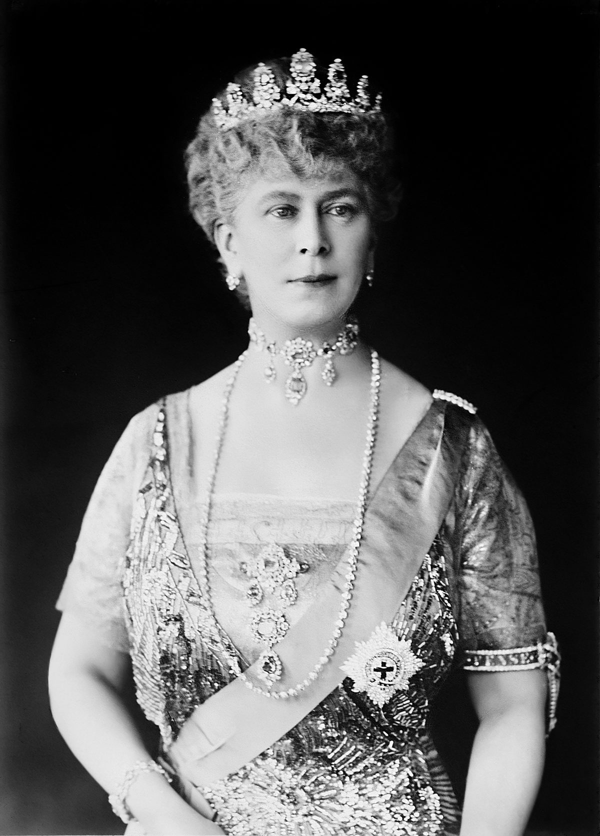 The Quiet Gift Queen Mary Left a Stranger's Daughter